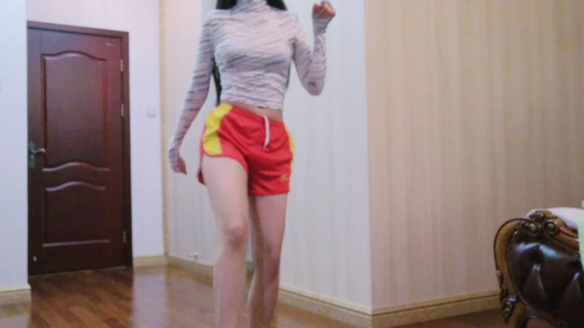 见过小白兔跳舞吗?16岁少女打卡爵士舞操